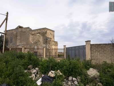 La struttura si presenta a pianta rettangolare, in pietra tufacea color ocra, completamente circondata da un�alta e salda recinzione e da un muro di cinta che ne impediscono l�accesso. L�ingresso risulta murato